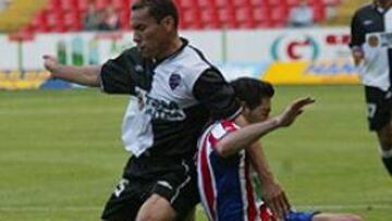 <b>LUCHA.</B> El Levante lucha por seguir en Segunda División.