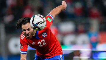 Chiles' Ben Brereton (L) and Paraguay's Santiago Arzamendia (R) vie for the ball during the South American qualification football match for the FIFA World Cup Qatar 2022 at the San Carlos de Apoquindo stadium in Santiago, on October 10, 2021. (Photo by Esteban Felix / POOL / AFP)