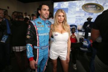 Charlotte visita en Daytona Beach Florida la competición de la Nascar 2016 animando así a sus pilotos con Aric Almirola