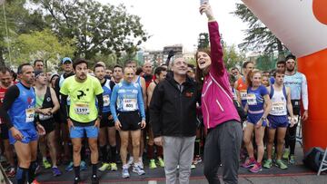 Ruth Beitia y Fermín Cacho, los dos mejores atletas españoles de todos los tiempos, se fotografían momentos antes de dar la salida de la primera edición de la Carrera GOfit de Madrid.