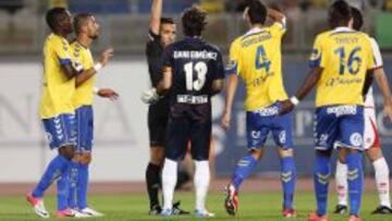 Pérez Montero expulsa a Dani al tocar el meta del Rayo el balón con la mano fuera del área.