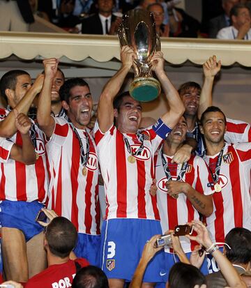 Quique Flores segu¨ªa al frente y empezaron como reyes de la Supercopa de Europa. Ra¨²l fue muy importante en ese partido frente al Inter de Mil¨¢n (2-0). Por poco la l¨ªa tras cometer un penalti en el ¨²ltimo minuto ante Goran Pandev, pero detuvo la pena m¨¢xima De Gea. En Liga la cosa no fue muy bien y acabaron s¨¦ptimos, entraron en Europa de rebote. Estaba perdiendo importancia en campo, era como un declive.