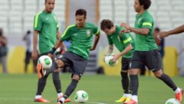 ESPECTÁCULO. Neymar despierta la admiración de sus compañeros en una sesión preparatoria.