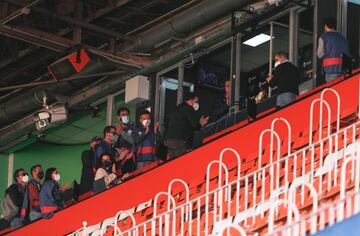 Homaneja de la prensa valenciana a José Manuel Reina, depositando un ramo de flores en la cabina de VCFMedia.