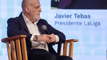 AME901. BUENOS AIRES (ARGENTINA), 20/11/2025.- El presidente de La Liga de España, Javier Tebas, reacciona durante su intervención sobre liderazgo en el mercado del fútbol global este jueves, en el Olé Summit 2025 en Buenos Aires (Argentina). EFE/ Juan Ignacio Roncoroni