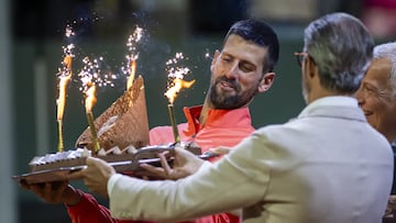 Novak Djokovic, con su tarta de cumpleaños.
