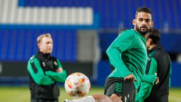 El delantero hispano-brasileño Willian José se ejercita con el balón durante un entrenamiento del Betis.