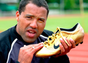 Sus colores en Oro, plateado o carmesí hicieron de estas botas una de las más populares de su época. Casi siempre portadas por estrellas veloces y con gol. 