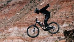 El piloto de MTB Ethan Nell aprovech&oacute; su participaci&oacute;n en el Red Bull Rampage para bajar por las laderas de las monta&ntilde;as del desierto de Utah con su YT Decoy, la primera E-Bike de Enduro de la marca Young Talent.