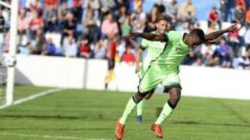 Ambrose celebra uno de sus dos goles ante el Sevilla.