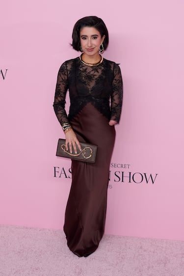 April Lockhart posa en la alfombra del Victoria's Secret Fashion Show 2025.