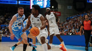 LUGO, 24/01/2026.- El jugador del Real Madrid Andrés Feliz (d) bota el balón ante Dominik Mavra (i), de Río Breogán, durante el partido de Liga ACB de Baloncesto disputado este sábado en el Pazo Provincial dos Deportes de Lugo. EFE/Eliseo Trigo