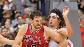Gasol y Varejao, duelo en las zonas.