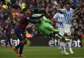 Luis Suárez ante Carlos Kameni.