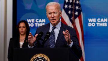 El presidente Joe Biden pronuncia comentarios sobre la respuesta de su administraci&oacute;n a la enfermedad por coronavirus (COVID-19), mientras la vicepresidenta Kamala Harris espera en el auditorio del South Court del edificio de oficinas ejecutivas Eisenhower en la Casa Blanca en Washington, EE. UU., 2 de junio de 2021.