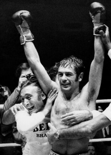 El 5 de noviembre de 1971 en Madrid, Pedro Carrasco se enfrent¨® por el campeonato mundial con el estadounidense Mando Ramos. Carrasco gan¨® tras una pol¨¦mica decisi¨®n arbitral que descalific¨® a Ramos en el d¨¦cimo segundo asalto por un golpe bajo cuando ¨¦ste ten¨ªa dominado al espa?ol.