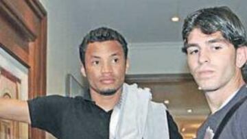 <b>LA LLEGADA. </b>Jónatas Domingos y Jonathan Soriano, a su llegada al Hotel Golf Peralada, ayer, dos días después de que lo hiciera el resto de la plantilla españolista.