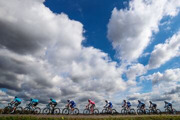 Panorámica del pelotón durante la etapa de hoy.
