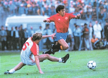 Equipación de la Selección Española entre 1983 y 1985. Victor Muñoz salta por encima de un contrario.
