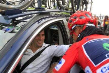 José Luis Arrieta felicita a Nairo Quintana en meta.