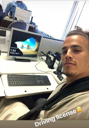 Zlatan busca pasar desapercibido para sacar su licencia de manejo