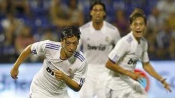 <b>ENGANCHE. </b>Ozil será el encargado de surtir balones a Higuaín.