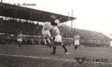 PATRONATO, domingo 21-04-1935, 21ª Jornada, arbitró el colegiado catalán Agustín Vilalta Bars: BETIS BALOMPIÉ-2 (UNAMUNO, LECUE, de penalti) vs. Sevilla FC-2 (José LÓPEZ Martínez, Miguel López TORRONTEGUI). FOTO: El ariete verdiblanco Victorio UNAMUNO Ibarzabal remata de cabeza ante un defensa sevillista.