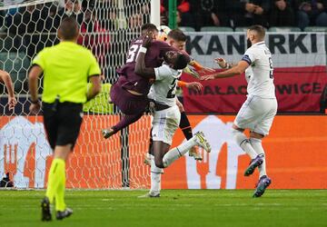 1-1. Antonio Rüdiger marca en el minuto 95 el tanto del empate. En la jugada, el central alemán sufre un corte en la cara tras chocar con el portero Anatoliy Trubi.