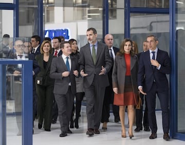 Los Reyes Felipe VI y Letizia visitaron la sede de la compañía Joma Sport en la localidad toledana de Portillo. La ministra de Defensa María Dolores de Cospedal y el presidente de Castilla-La Mancha Emiliano García-Page acompañaron a los monarcas.