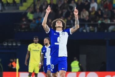 0-1. Axel Witsel celebra el primer gol que marca en el minuto 8 de partido.