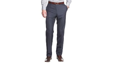 Este pantalón de vestir de hombre Calvin Klein está disponible en cuatro colores