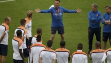 Van Gaal no da pistas en Río entre De Guzman y Clasie