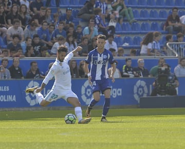 Isco realiza un pase ante Burgui.