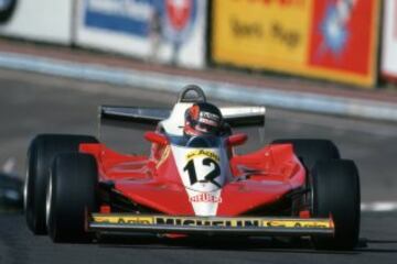 En 1978, Ferrari probó con un diseño mucho más serio. Un rojo muy potente como protagonista con el detalle de la franja central en blanco. En esta ocasión es Gilles Villeneuve quien dirige el Ferrari 312T3.