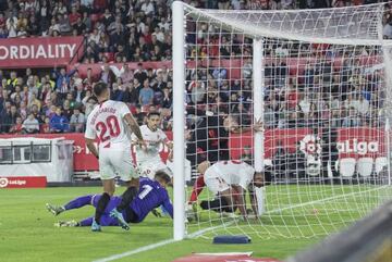 Morata (left) tries to kick the ball out from between Koundé's legs.