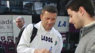 <b>VIEJOS RECUERDOS. </b>Djukic, firmando una camiseta del Superdepor a un aficionado nada más llegar a A Coruña con el Valladolid.