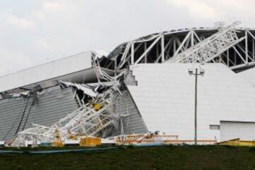 Una parte del estadio se ha derrumbado mientras se trabaja en él y tres obreros han resultado muertos. El Arena Corinthians acogerá el partido inagural del Mundial.