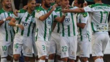 El equipo celebra un tanto.