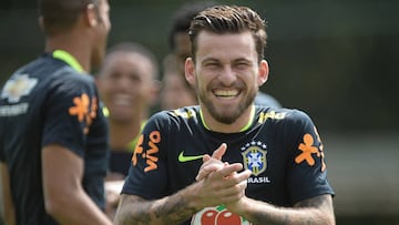 Lucas Lima, futuro centrocampista del Barcelona, durante un entrenamiento de la selecci&oacute;n brasile&ntilde;a.