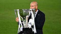 Zinedine Zidane besa la copa de la Liga: es su segundo campeonato con el Real Madrid.