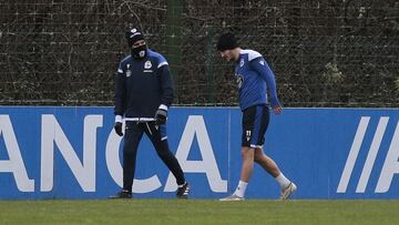 Entrenamiento Deportivo de La Coru&ntilde;a. Borja Galan retir&aacute;ndose con el medico