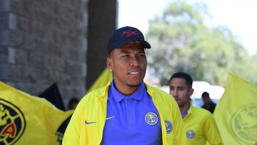 Roger Martínez llega al Azteca para un partido del América.