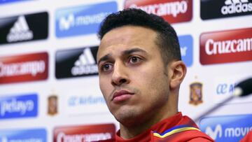 GRA150. MADRID, 25/03/2017.- El jugador de la selección española de fútbol Thiago Alcántara durante la rueda de prensa que ha ofrecido hoy, junto a su compañero Dani Carvajál, tras el entrenamiento que el equipo ha realizado en la Ciudad Deportiva de Las Rozas. EFE/Fernando Villar