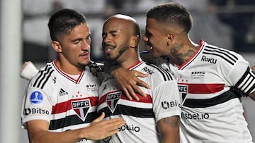 Sao Paulo's Brazilian midfielder Patrick (R) celebrates with his teammates Brazilian midfielder Pablo Maia (L) and Brazilian defender Diego Costa after scoring against Atletico Goianiense during the Copa Sudamericana football tournament all-Brazilian semifinal second leg match between Sao Paulo and Atletico Goianiense, at the Morumbi stadium, in Sao Paulo, Brazil, on September 8, 2022. (Photo by NELSON ALMEIDA / AFP)