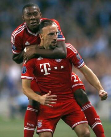 El jugador del Manchester United, Franck Ribery, celebra su gol con David Alaba, en el partido contra el Shakhtar.