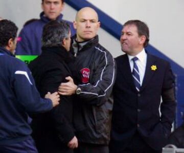 El entrenador del Chelsea, Mourinho, discute con el entrenador Bryan Robson del West Bromwich Albion durante la Premier en 2006.