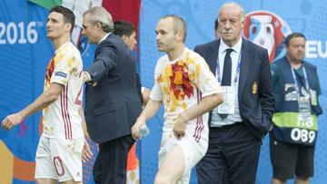 Del Bosque con Iniesta, Aduriz y el doctor Celada, en la tarde de la eliminación en Francia.