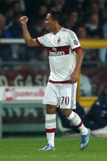 Carlos Bacca anota su cuarto gol con el Milan