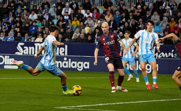 Larrubia dispara a portera durante el Mlaga CF - Levante UD.