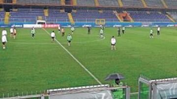 <b>PREPARADOS. </b>Los jugadores del Valencia ultimaron ayer los detalles del partido ante el Génova en el escenario del mismo: el Luigi Ferraris.